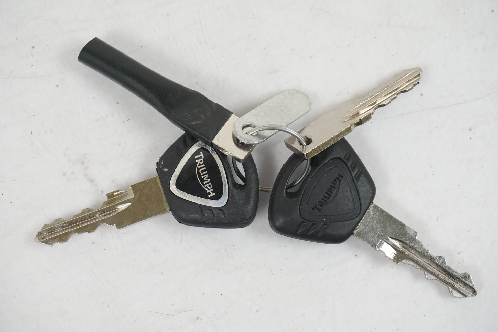 Baksidan på Tanklock från en Triumph Sprint GT -2011 motorcykel.