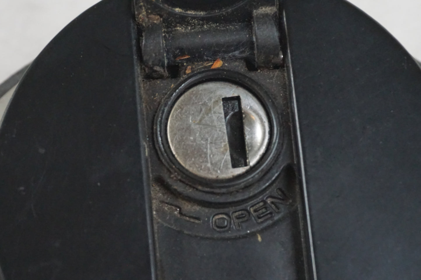 Vänster sida på Tanklock från en Triumph Sprint GT -2011 motorcykel.