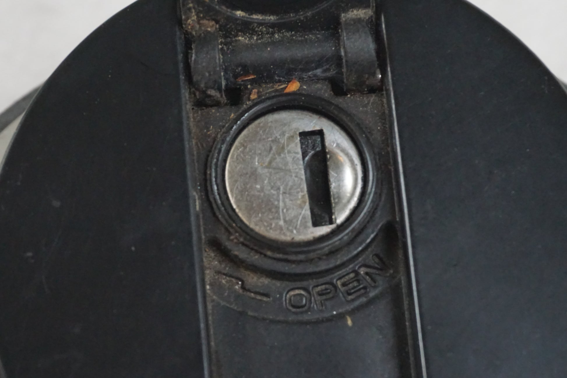 Vänster sida på Tanklock från en Triumph Sprint GT -2011 motorcykel.