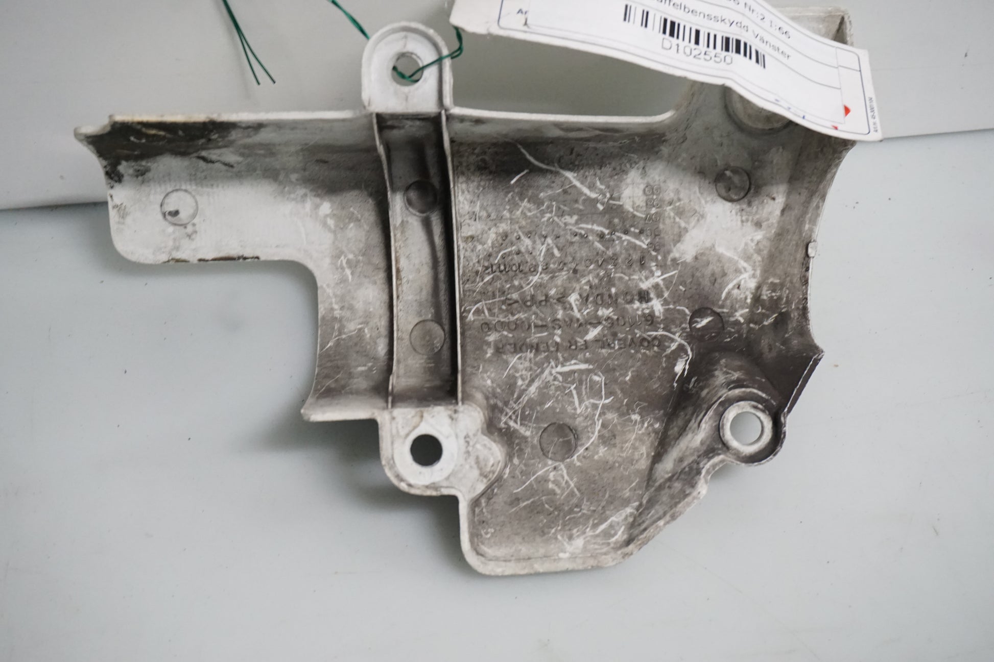 Snett nerifrån på Gaffelbensskydd från en Honda CBR 900 RR -1996 motorcykel.