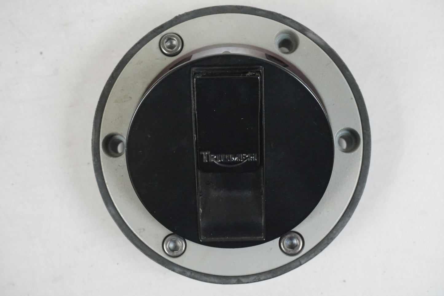 Snett uppifrån på Tanklock från en Triumph Sprint GT -2011 motorcykel.