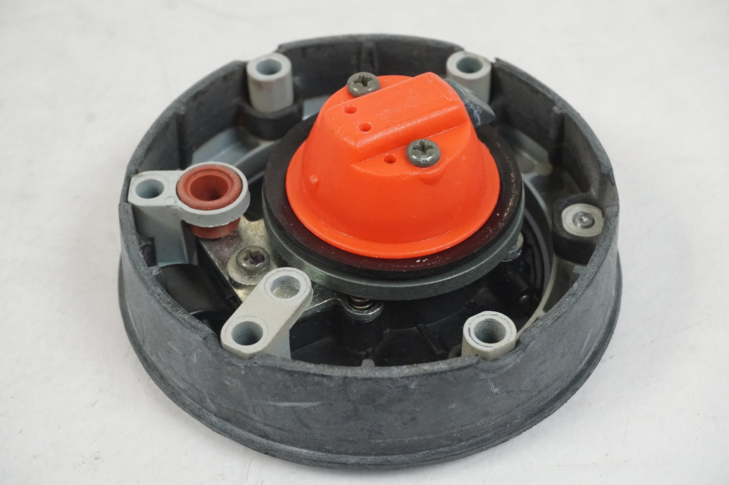 Snett nerifrån på Tanklock från en Triumph Sprint GT -2011 motorcykel.