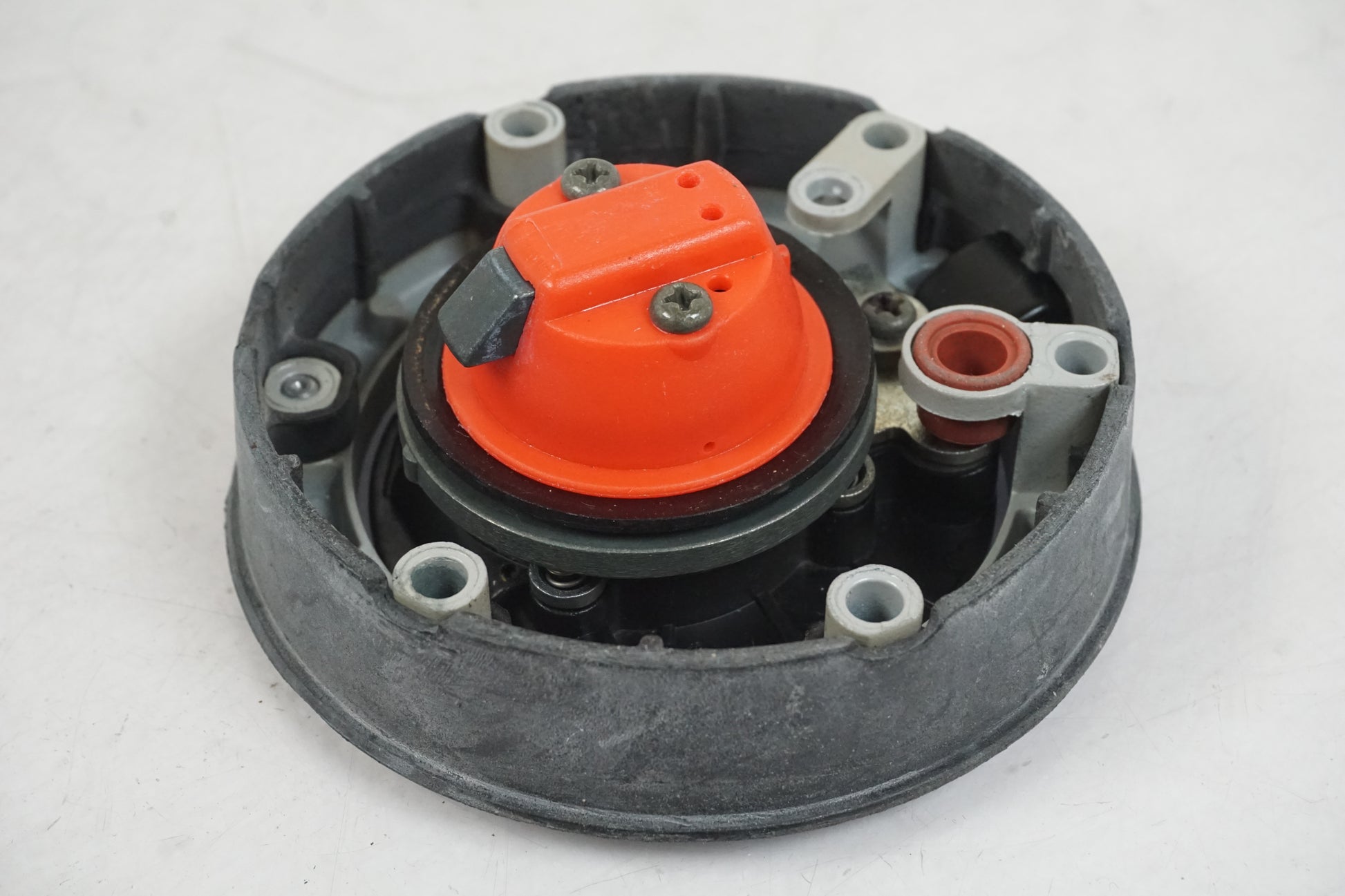 Extrabild1 på Tanklock från en Triumph Sprint GT -2011 motorcykel.