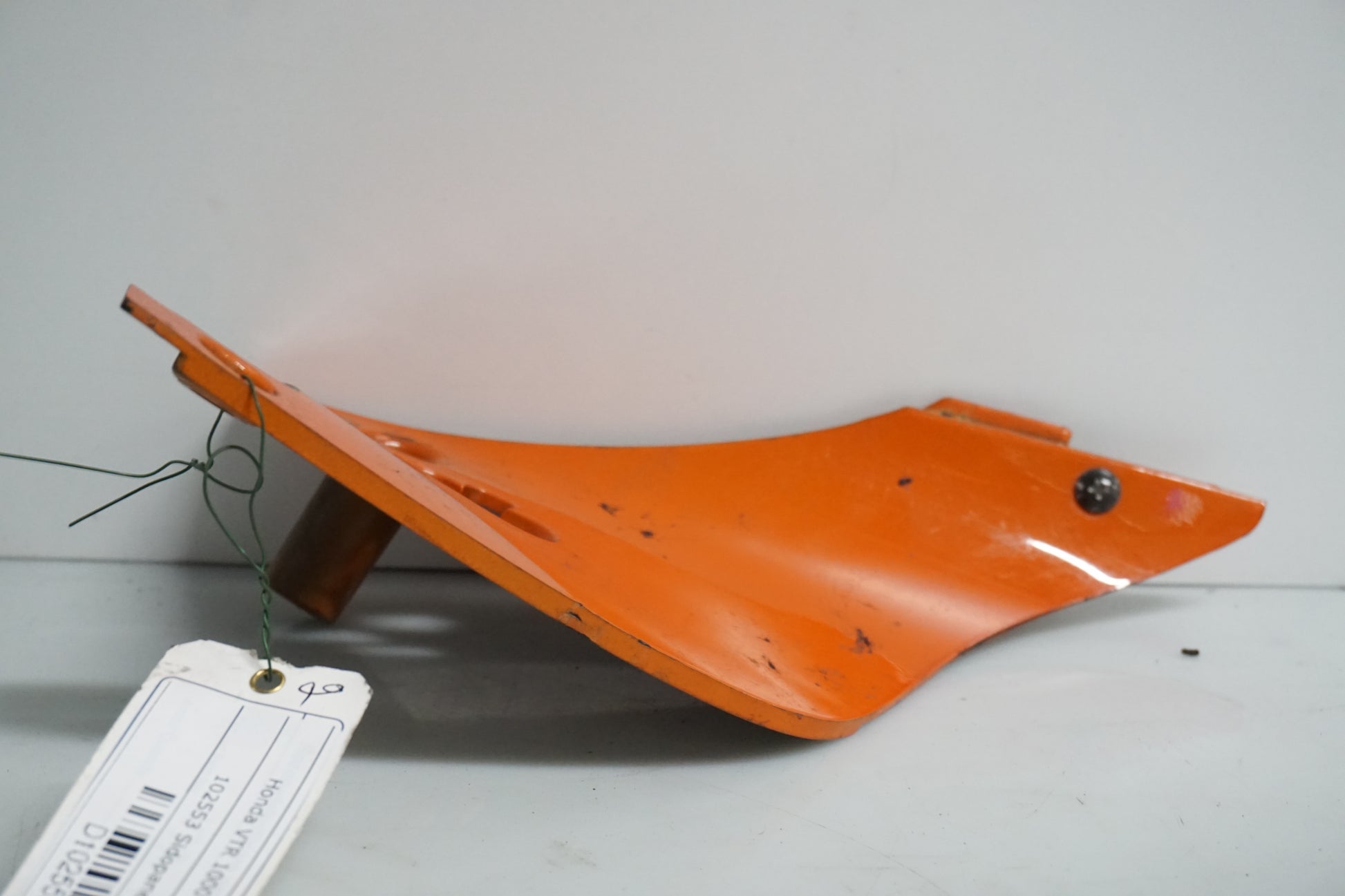 Baksidan på Sidopanel från en Honda VTR 1000 F -1999 motorcykel.