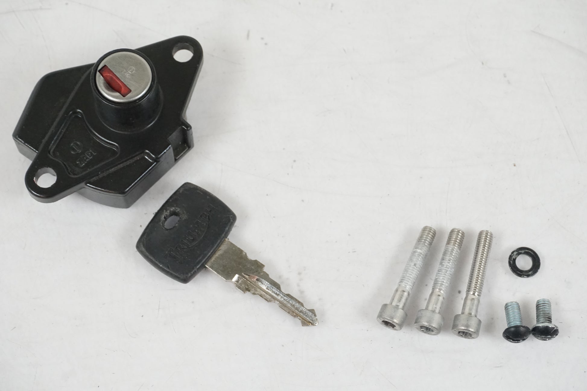 Baksidan på Tanklock från en Triumph Daytona 650 -2005 motorcykel.