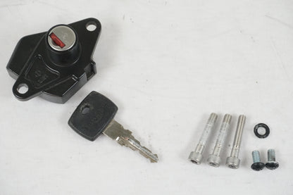 Baksidan på Tanklock från en Triumph Daytona 650 -2005 motorcykel.