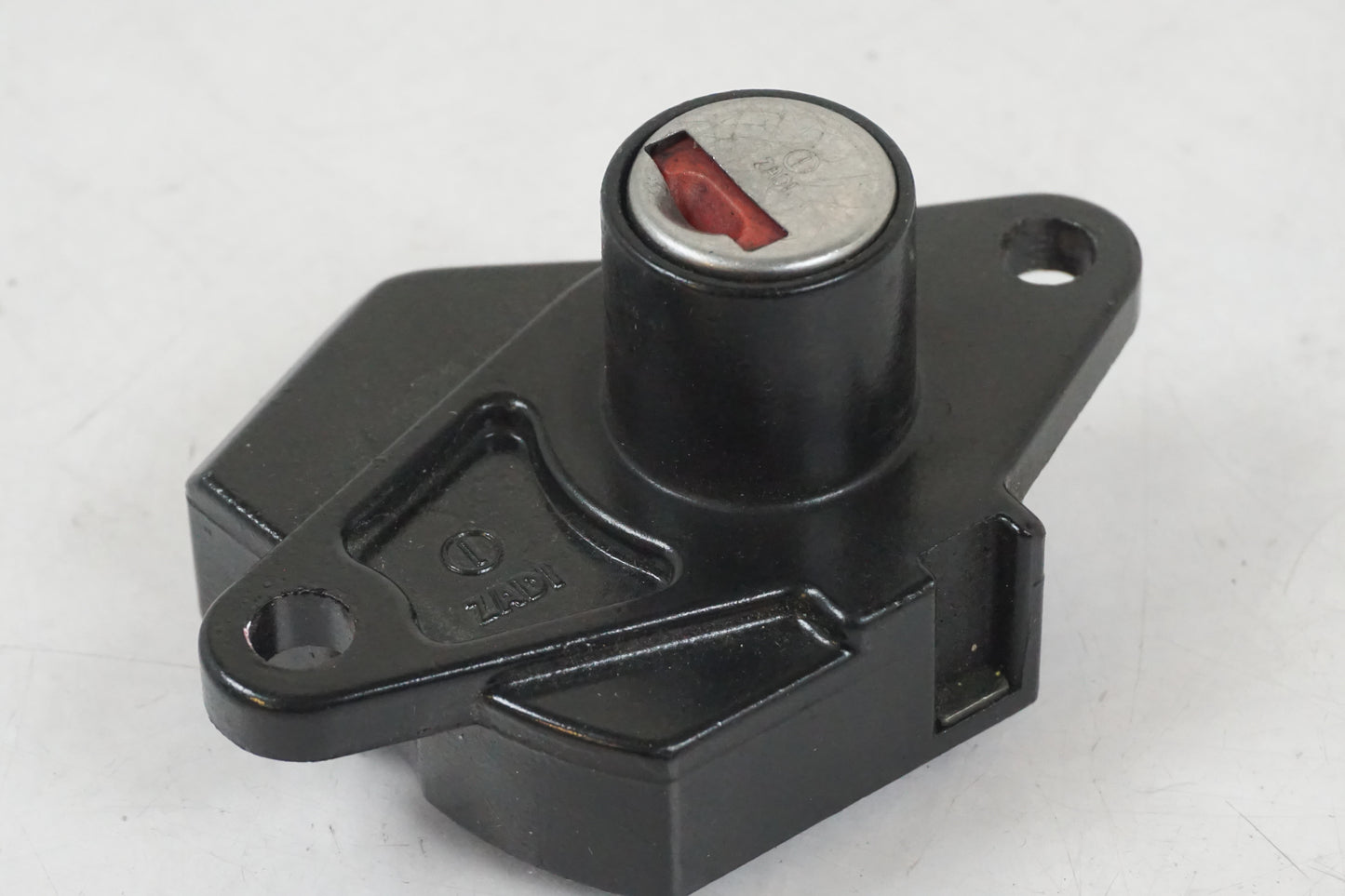 Vänster sida på Tanklock från en Triumph Daytona 650 -2005 motorcykel.