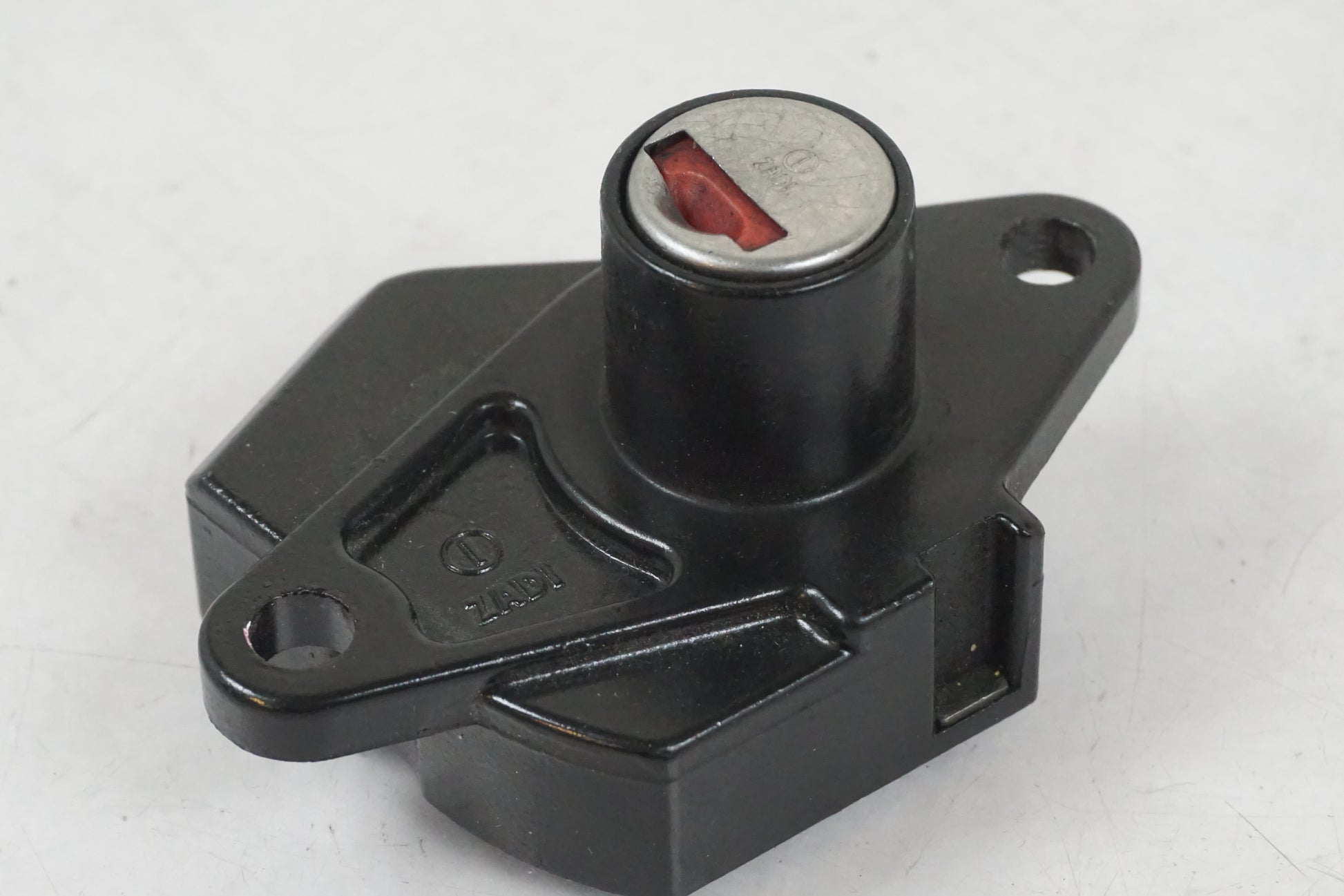 Vänster sida på Tanklock från en Triumph Daytona 650 -2005 motorcykel.