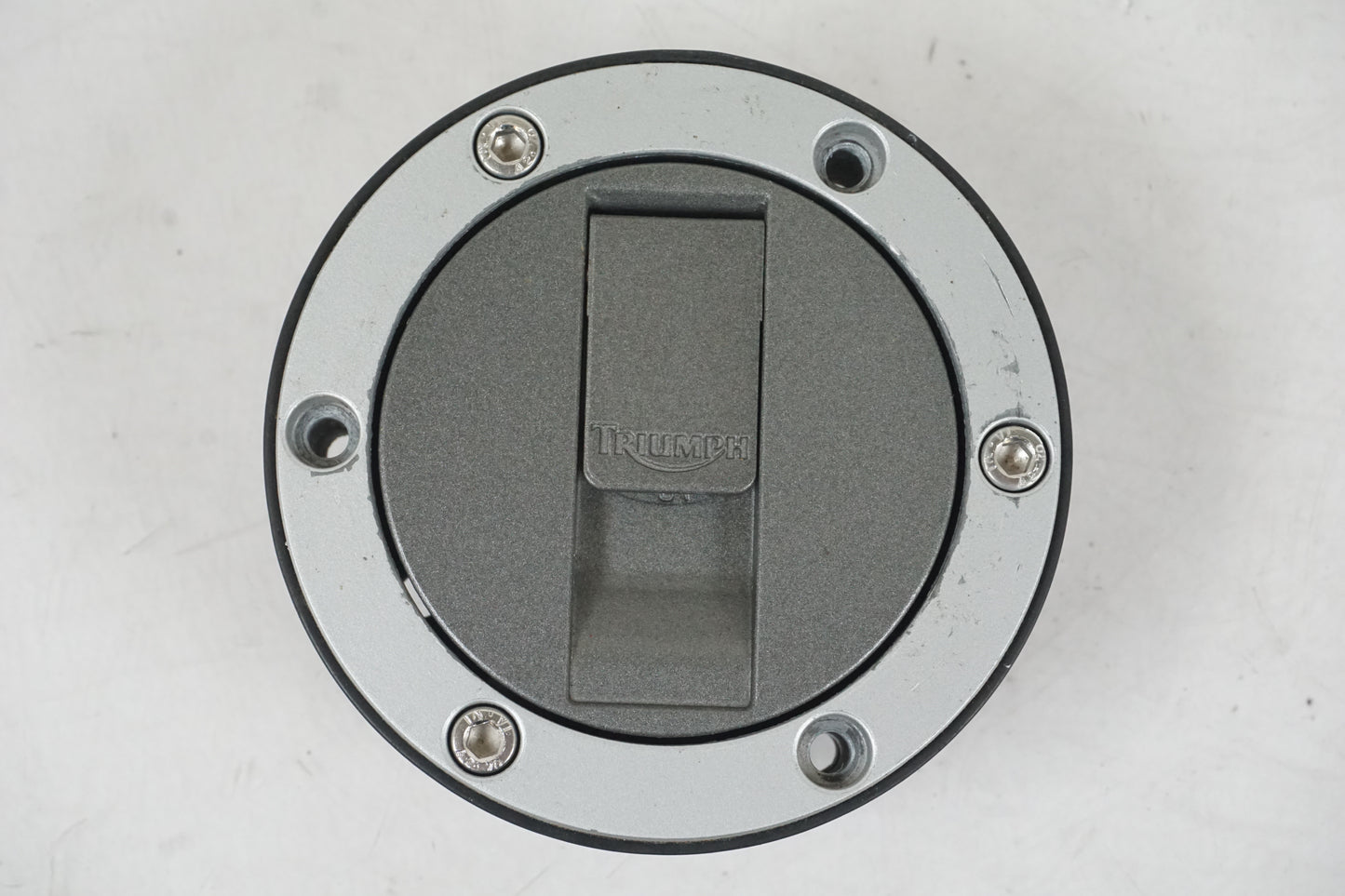 Snett nerifrån på Tanklock från en Triumph Daytona 650 -2005 motorcykel.