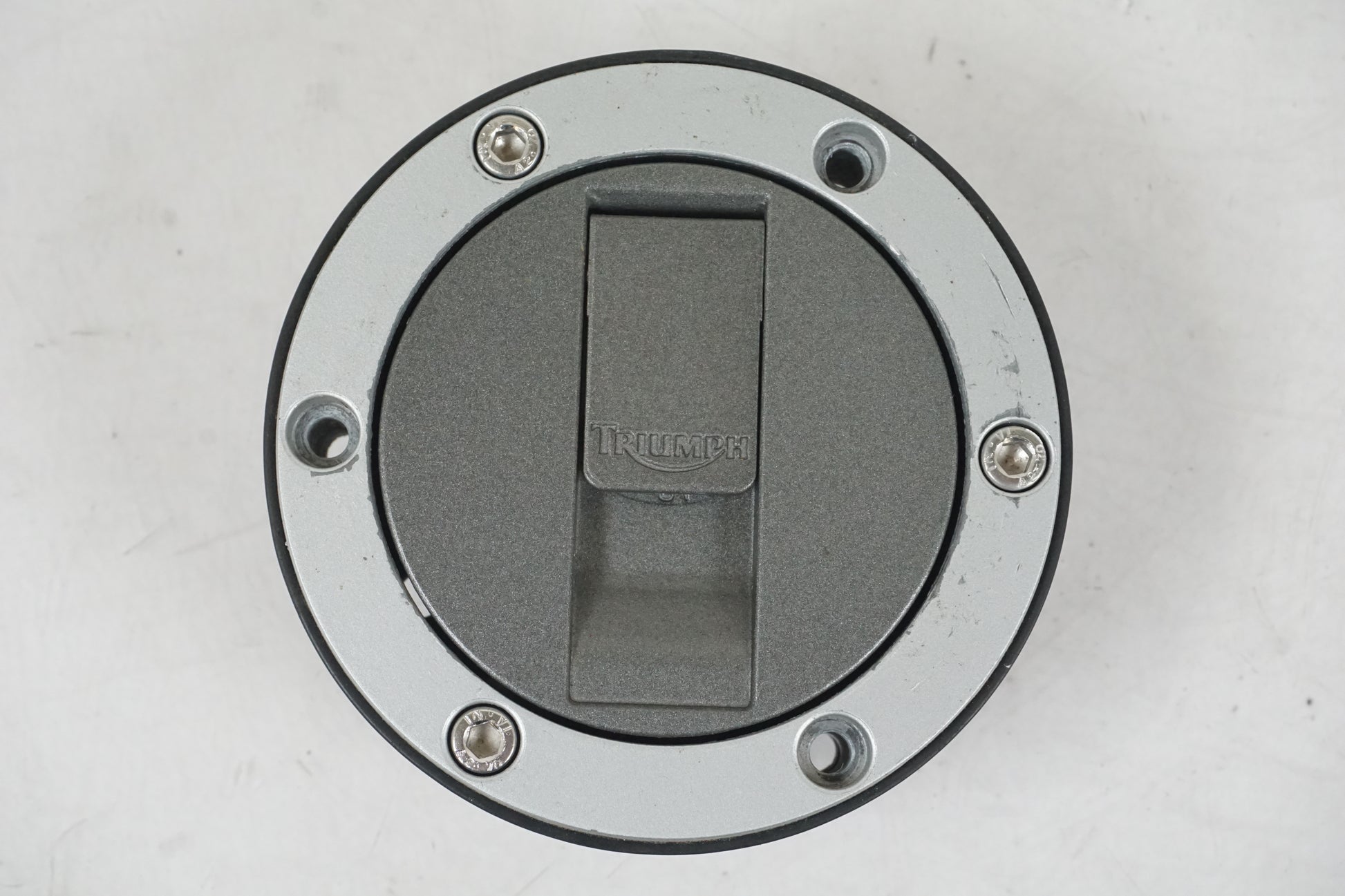 Snett nerifrån på Tanklock från en Triumph Daytona 650 -2005 motorcykel.