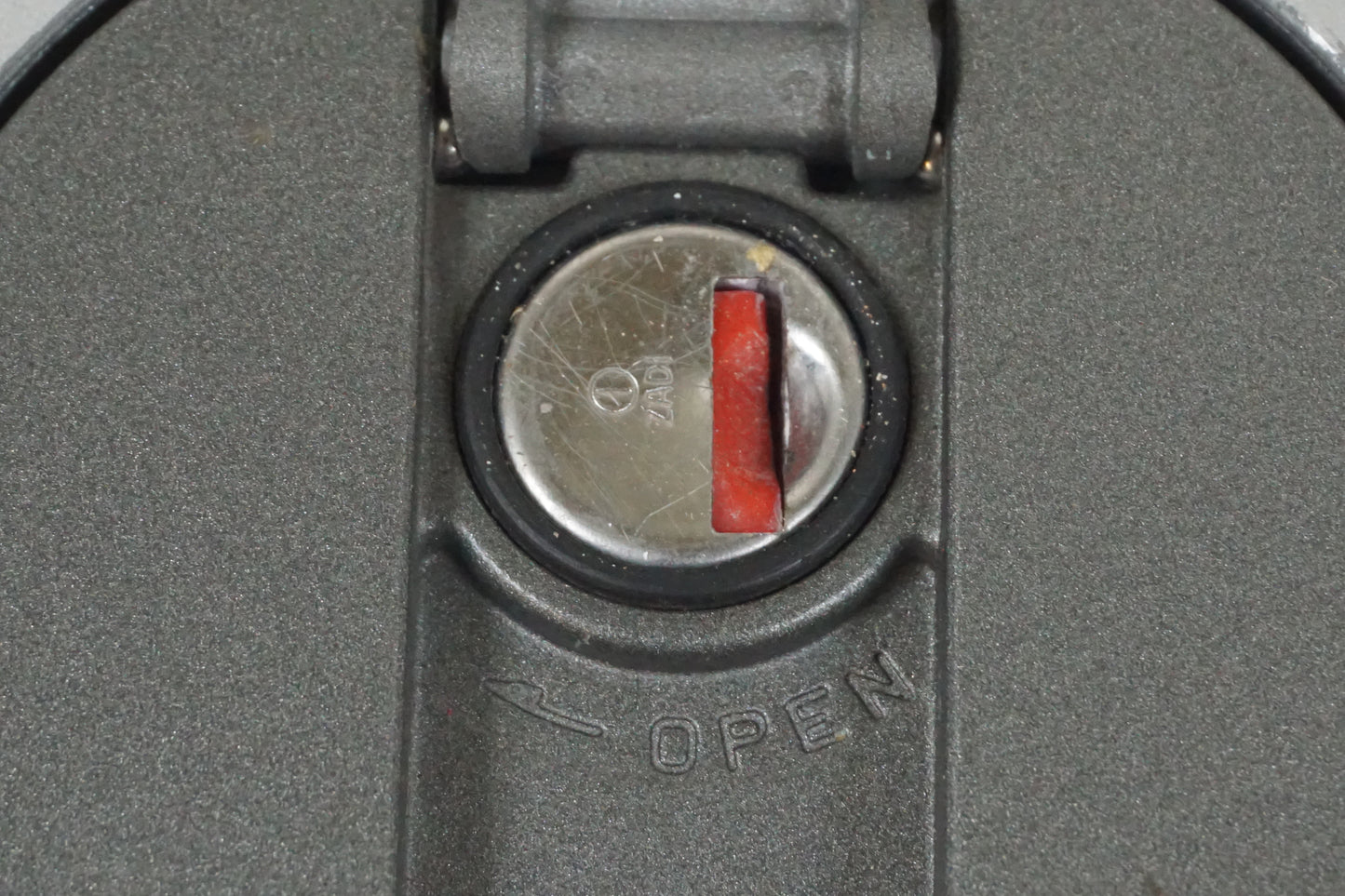 Extrabild2 på Tanklock från en Triumph Daytona 650 -2005 motorcykel.