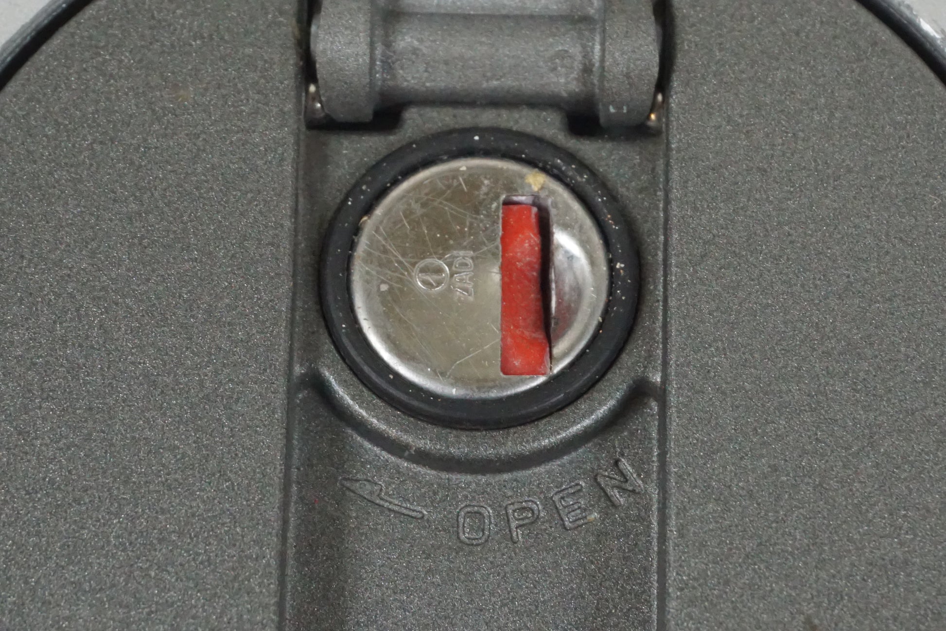 Extrabild2 på Tanklock från en Triumph Daytona 650 -2005 motorcykel.