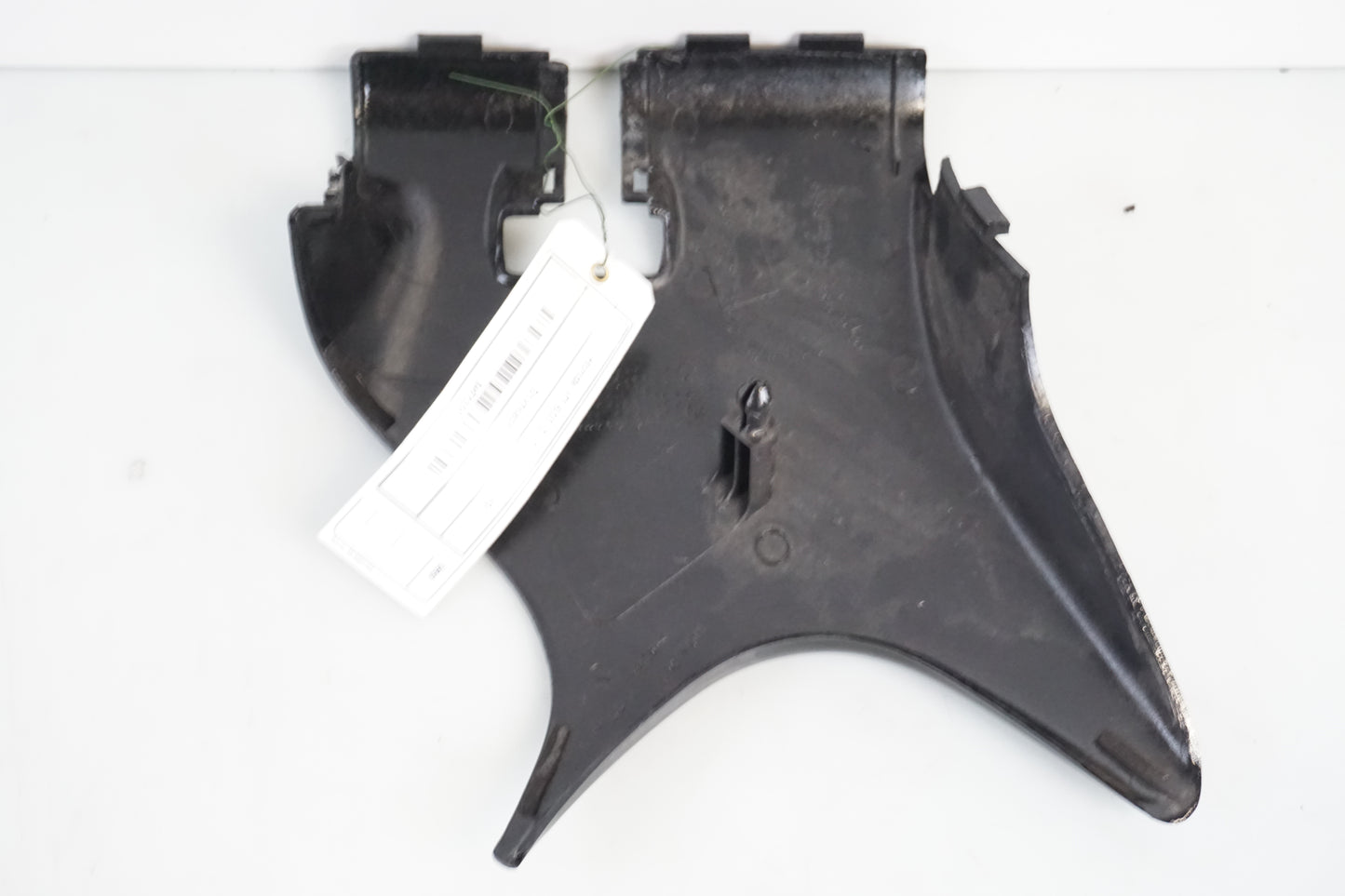 Snett nerifrån på Styrkåpa från en Honda VT 600 C -1999 motorcykel.