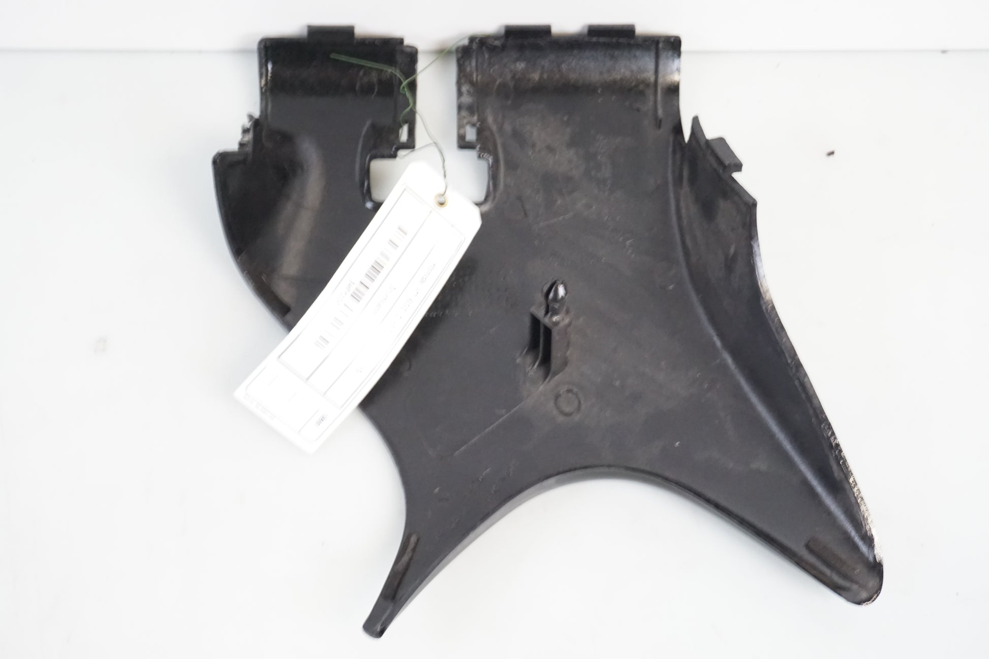 Snett nerifrån på Styrkåpa från en Honda VT 600 C -1999 motorcykel.