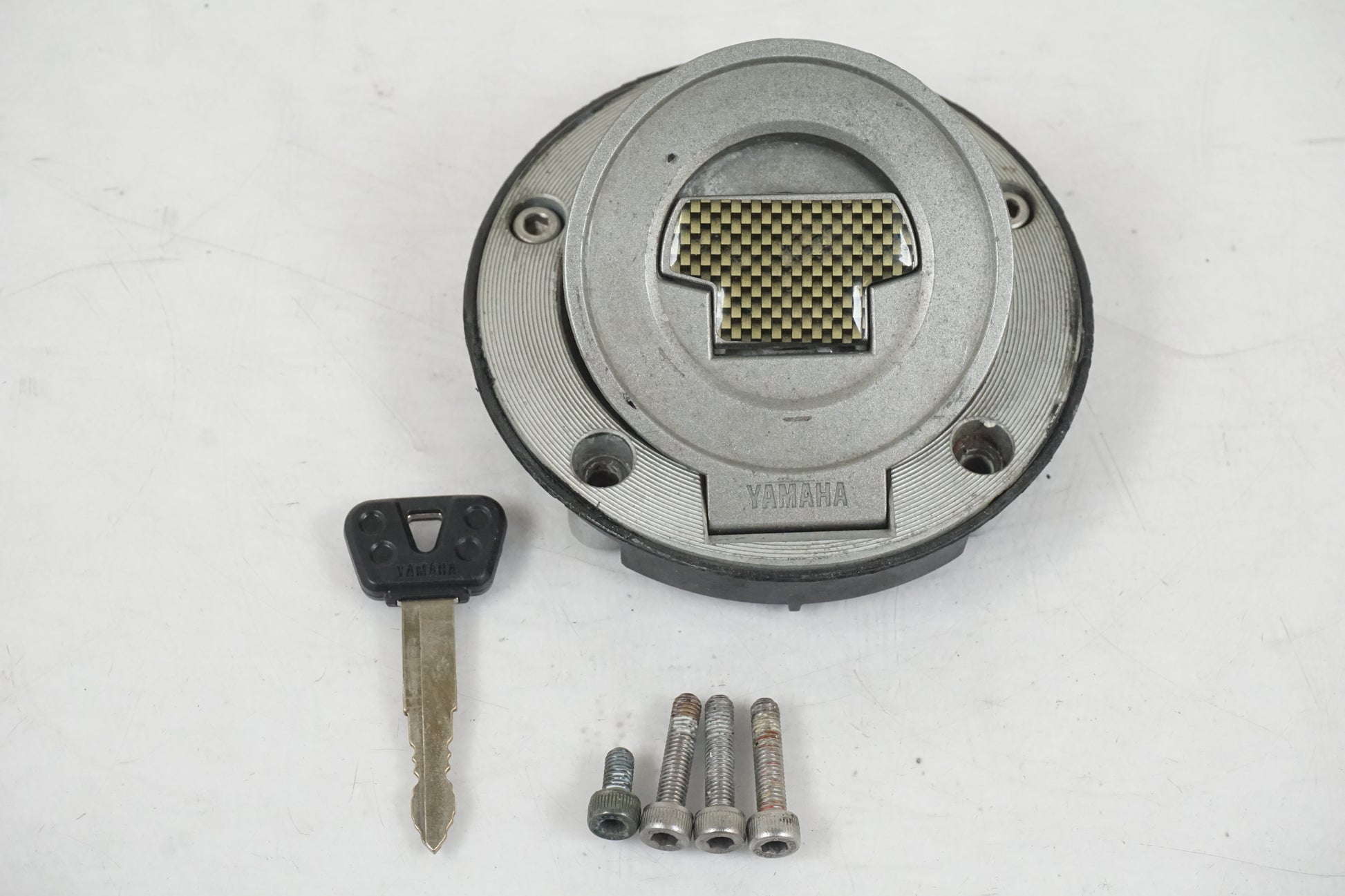 Framsidan på Tanklock från en Yamaha YZF R6 -2006 motorcykel.