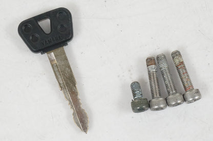 Baksidan på Tanklock från en Yamaha YZF R6 -2006 motorcykel.