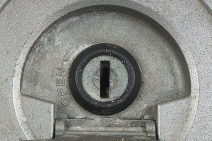 Snett uppifrån på Tanklock från en Yamaha YZF R6 -2006 motorcykel.