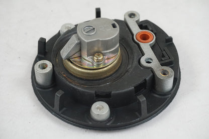 Snett nerifrån på Tanklock från en Yamaha YZF R6 -2006 motorcykel.