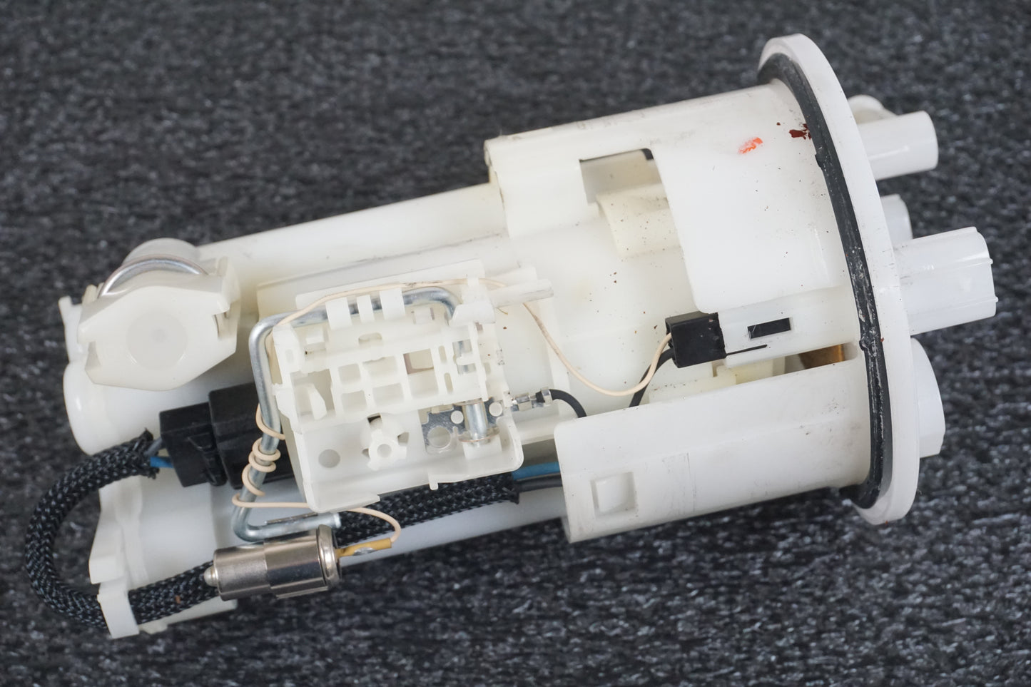 Baksidan på Bensinpump insprut från en Triumph Daytona 675 -2011 motorcykel.