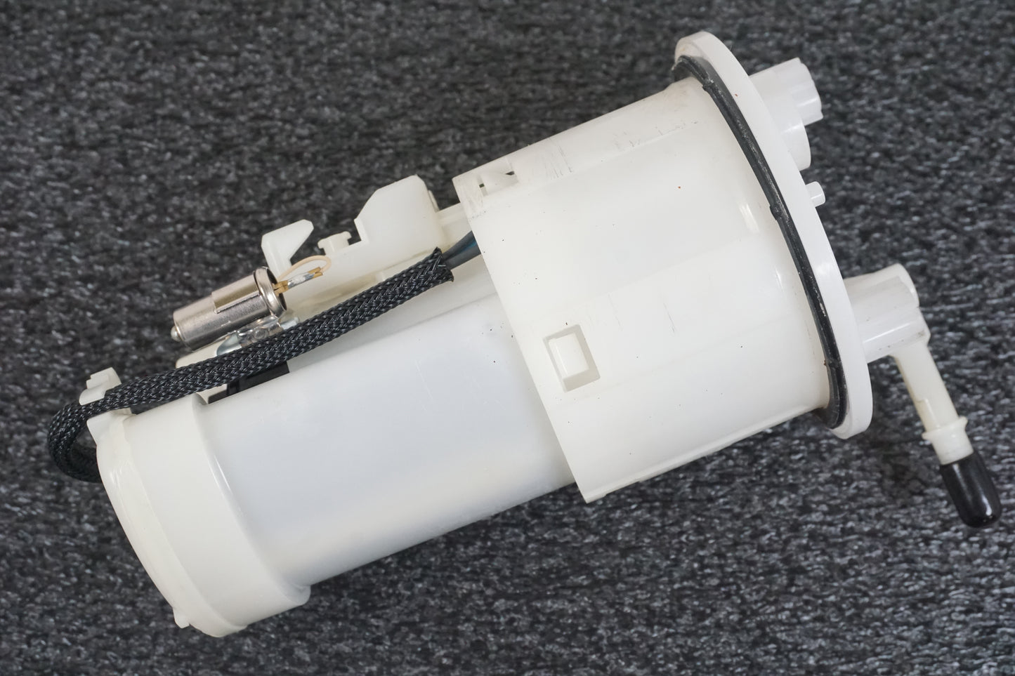 Vänster sida på Bensinpump insprut från en Triumph Daytona 675 -2011 motorcykel.