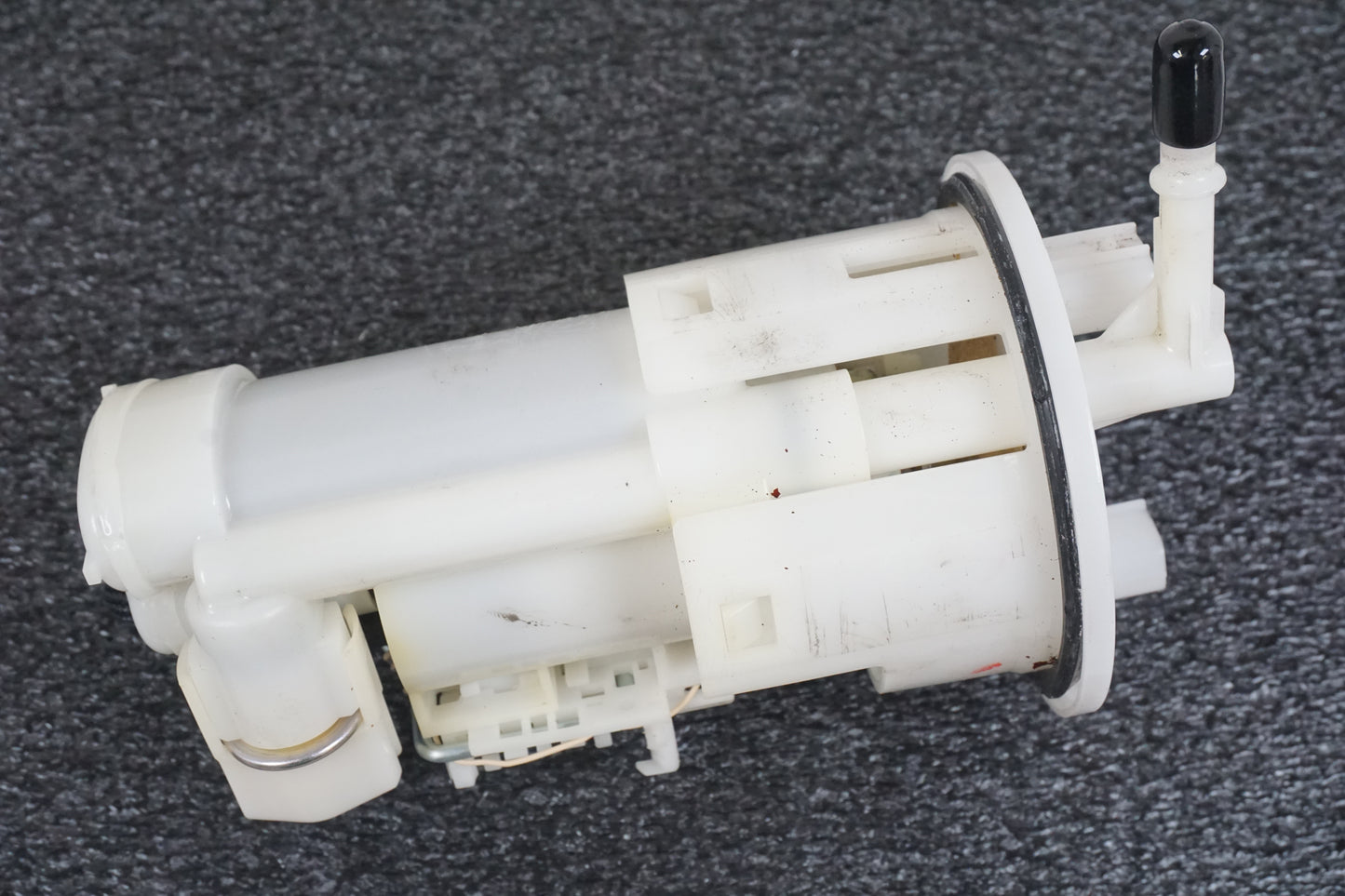 Snett uppifrån på Bensinpump insprut från en Triumph Daytona 675 -2011 motorcykel.