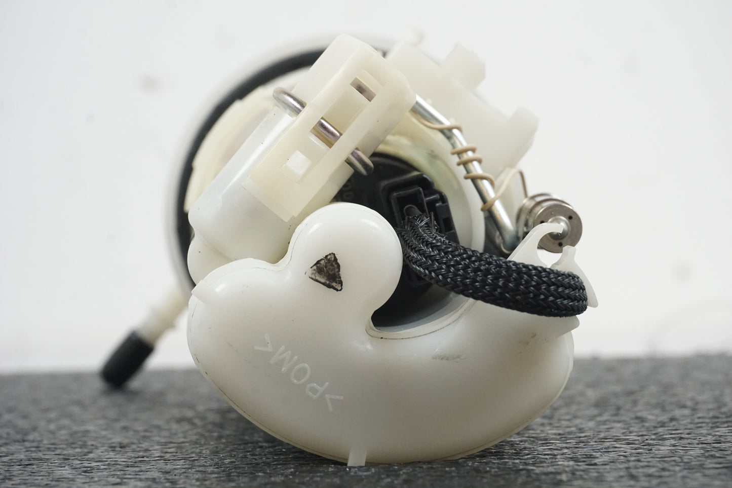 Snett nerifrån på Bensinpump insprut från en Triumph Daytona 675 -2011 motorcykel.