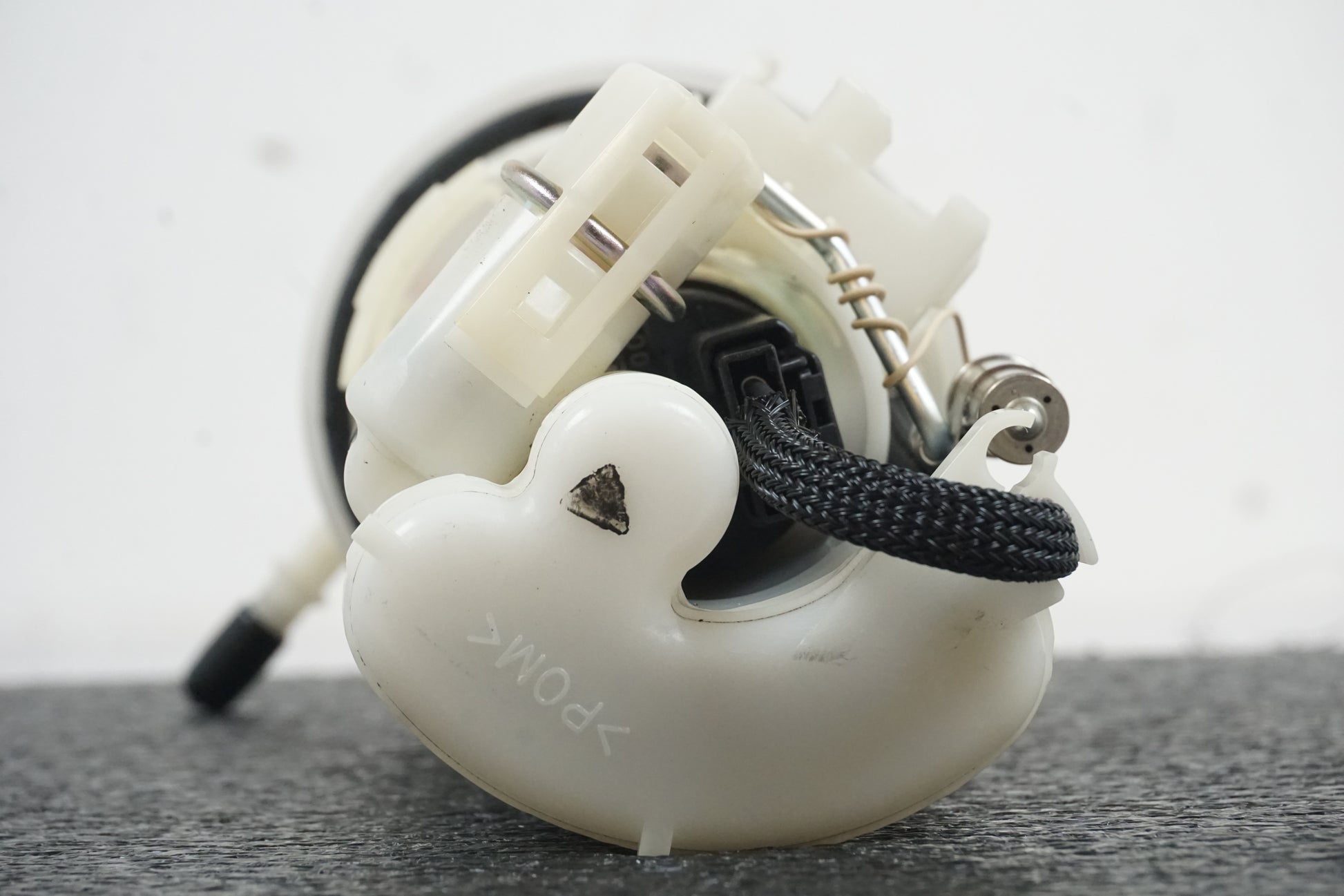 Snett nerifrån på Bensinpump insprut från en Triumph Daytona 675 -2011 motorcykel.