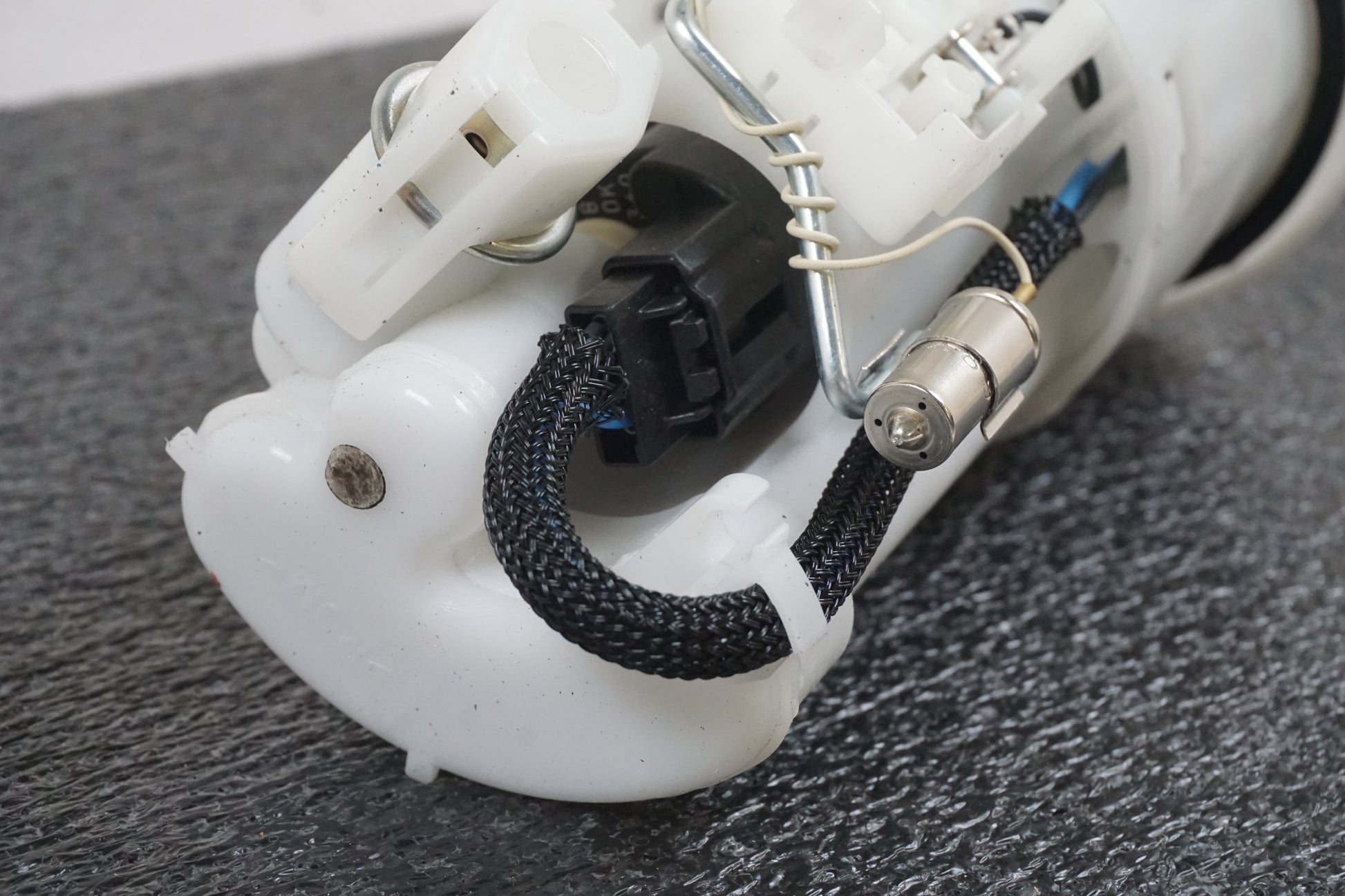 Vänster sida på Bensinpump insprut från en Triumph Daytona 675 -2009 motorcykel.