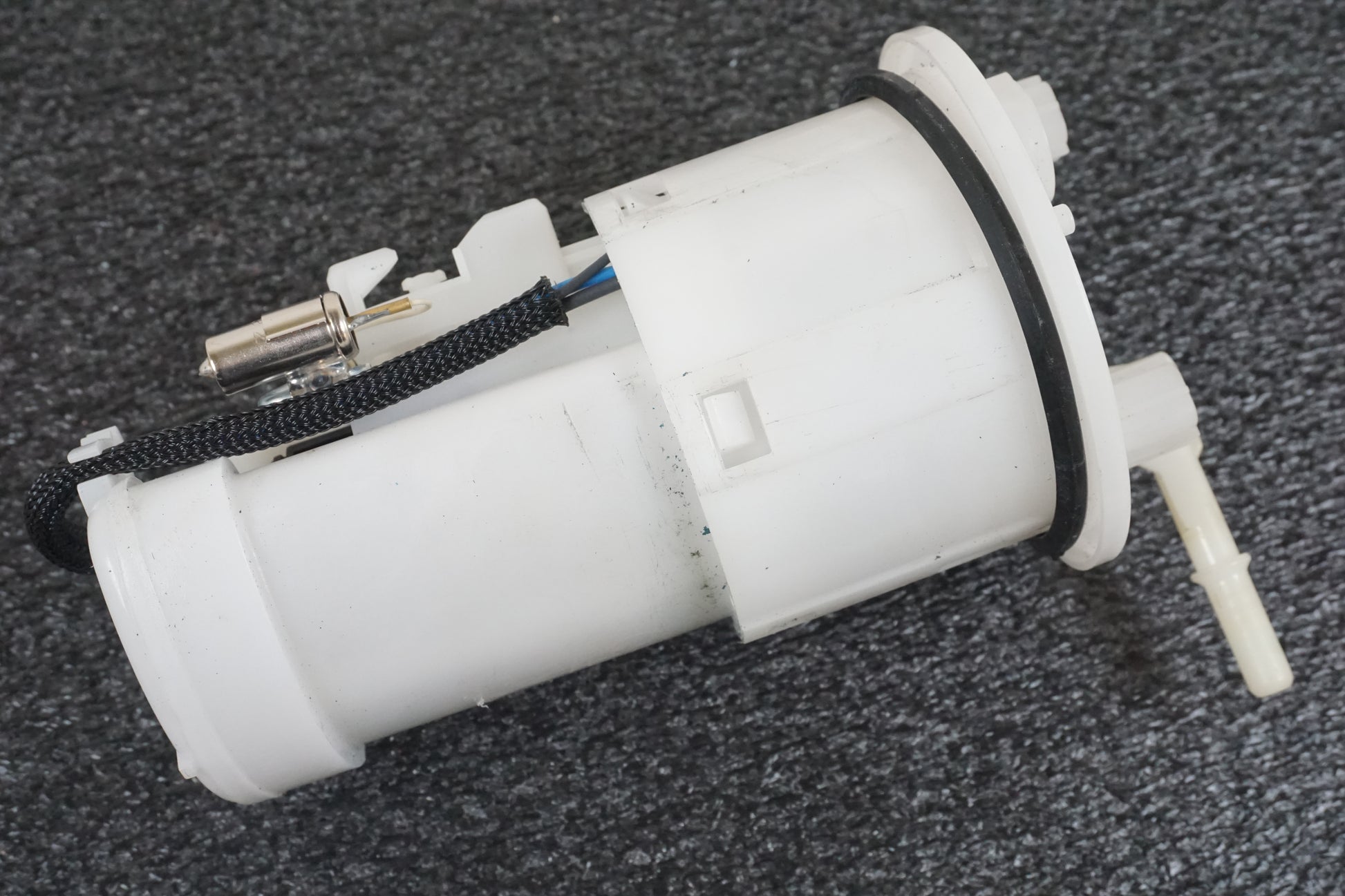 Snett uppifrån på Bensinpump insprut från en Triumph Daytona 675 -2009 motorcykel.