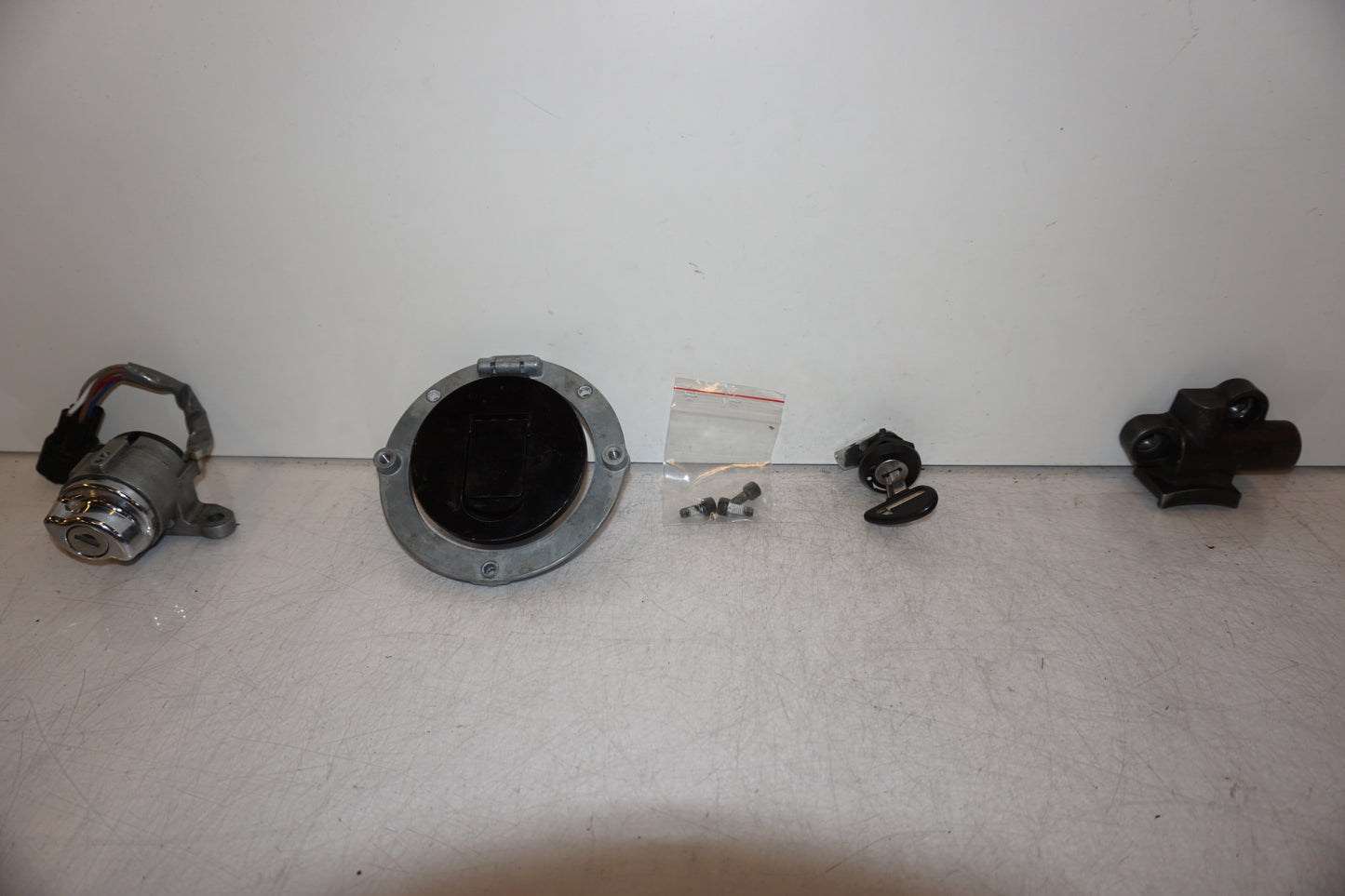 Framsidan på Låssats från en Kawasaki VN 1600 Mean Streak -2007 motorcykel.