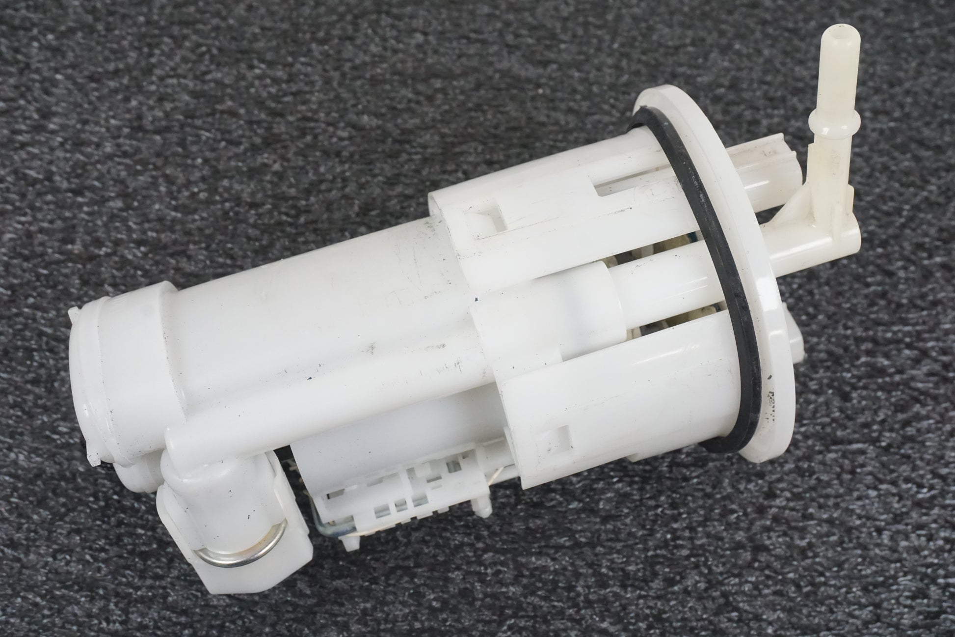 Snett nerifrån på Bensinpump insprut från en Triumph Daytona 675 -2009 motorcykel.