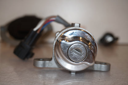 Extrabild1 på Låssats från en Kawasaki VN 1600 Mean Streak -2007 motorcykel.