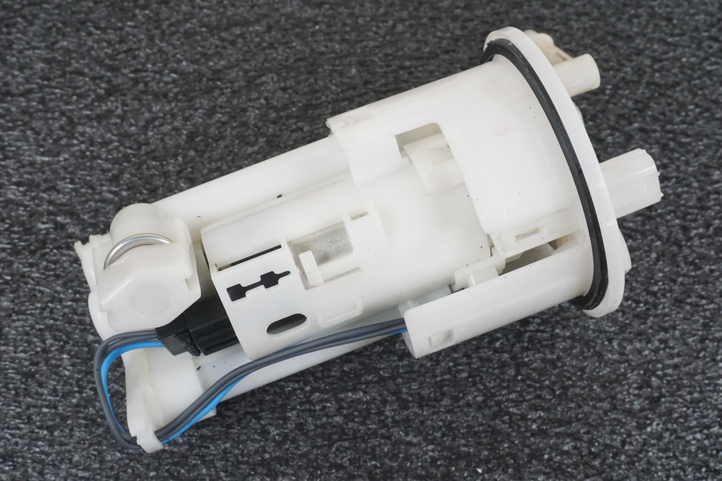 Framsidan på Bensinpump insprut från en Triumph Tiger -2012 motorcykel.