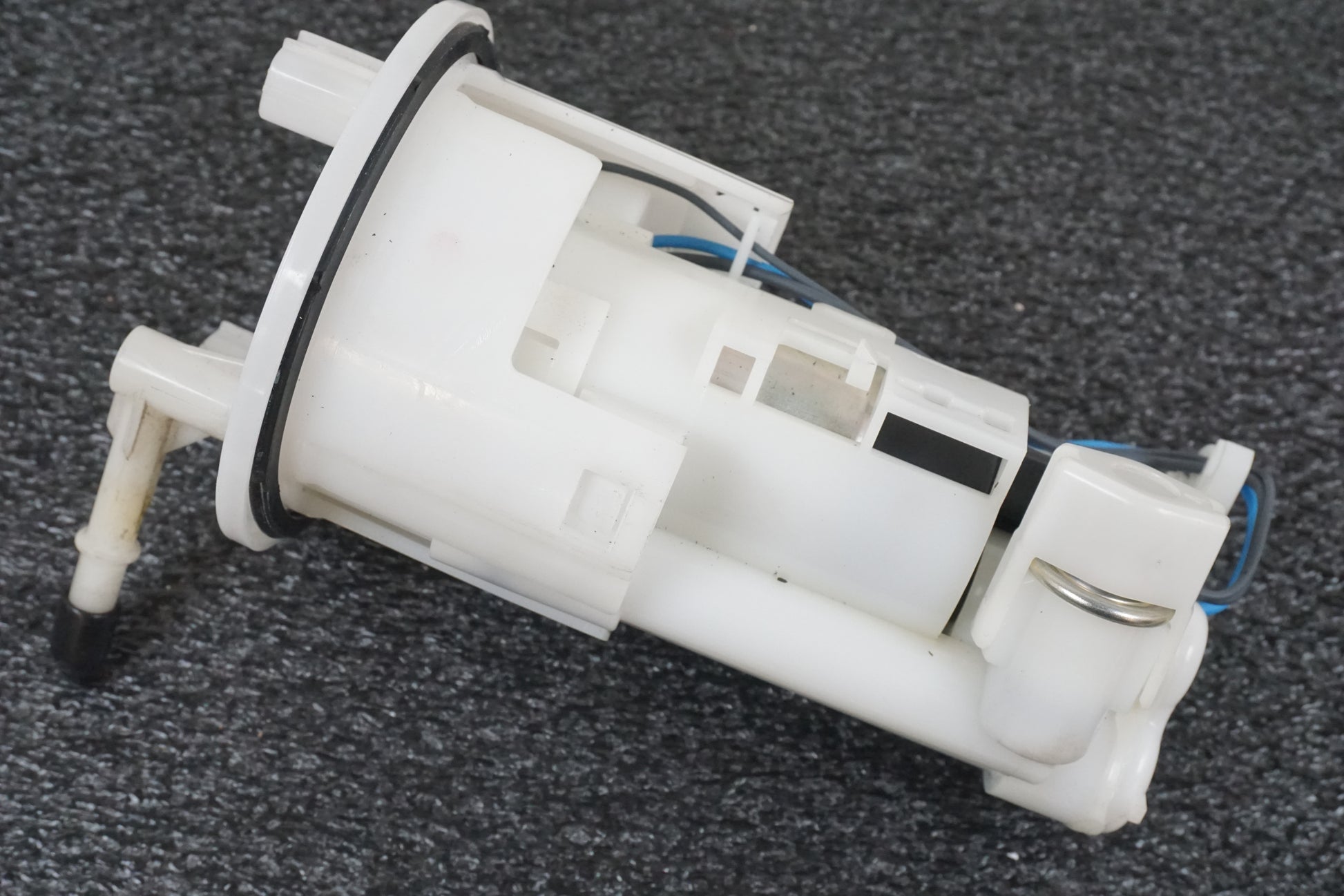 Snett uppifrån på Bensinpump insprut från en Triumph Tiger -2012 motorcykel.