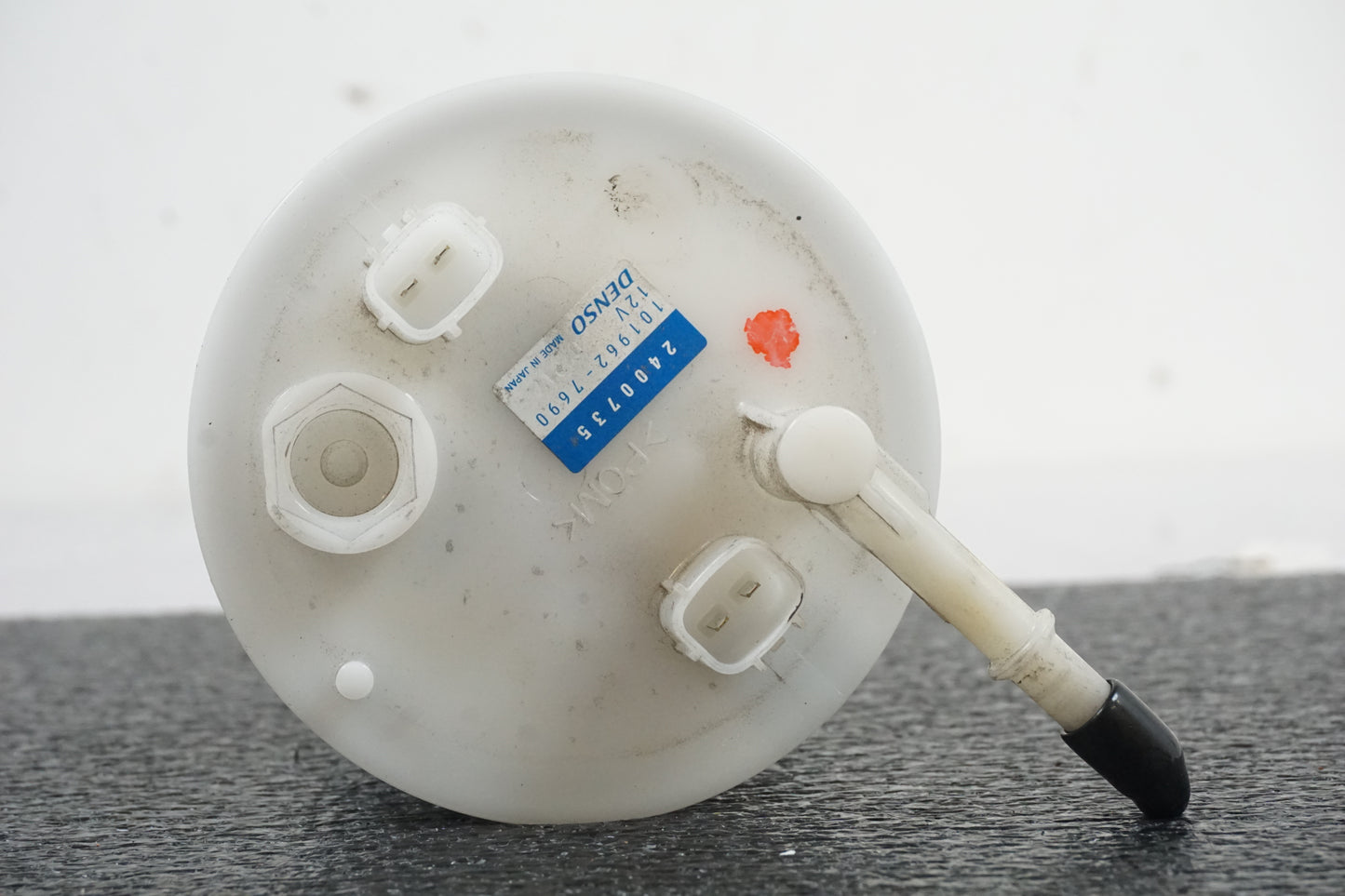 Snett nerifrån på Bensinpump insprut från en Triumph Tiger -2012 motorcykel.