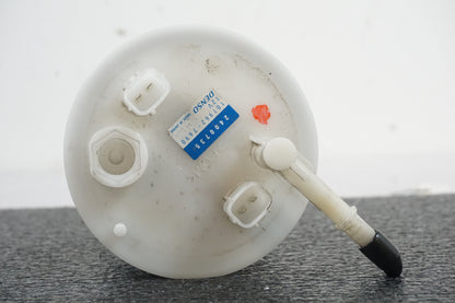 Snett nerifrån på Bensinpump insprut från en Triumph Tiger -2012 motorcykel.