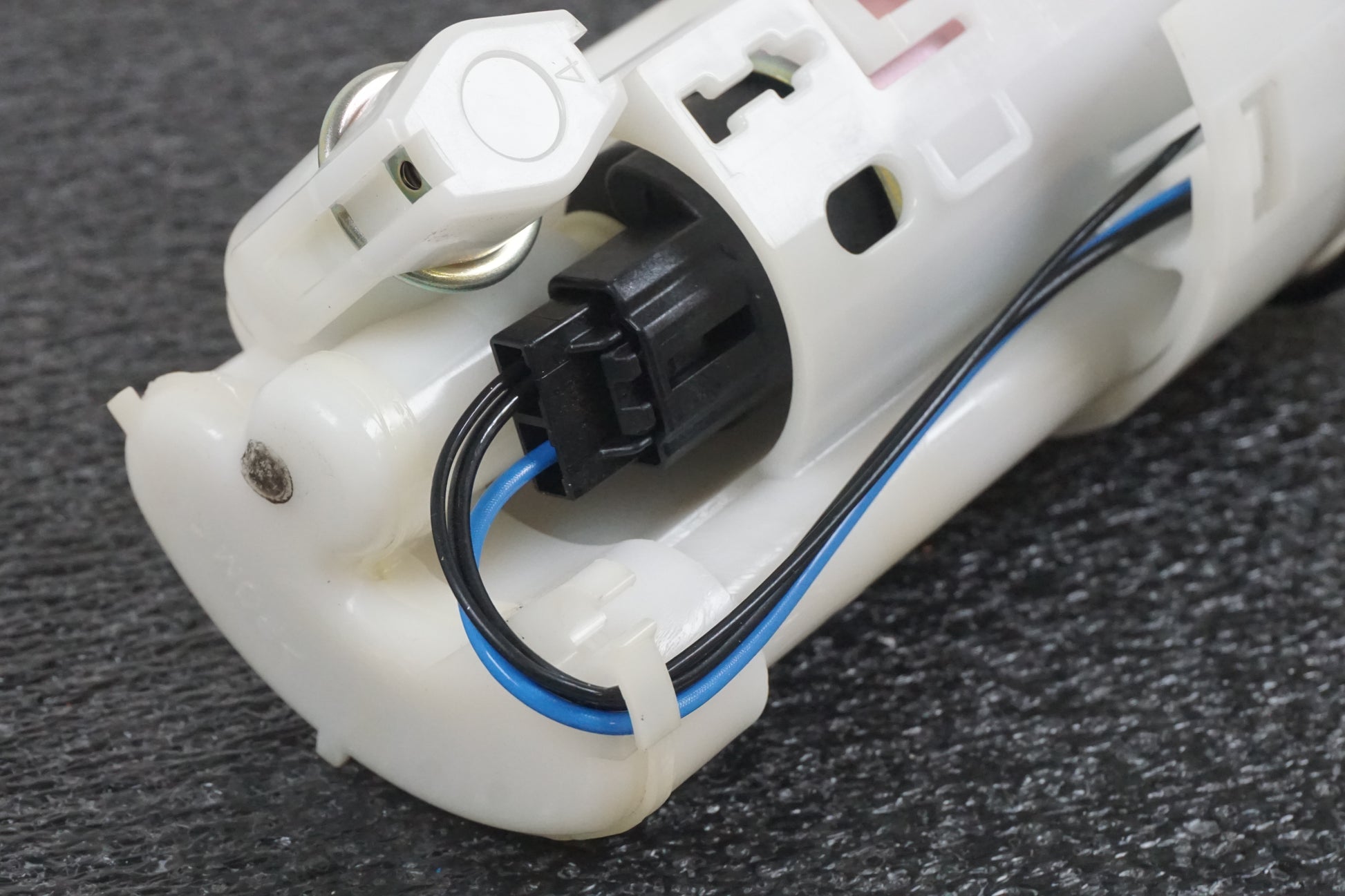 Baksidan på Bensinpump insprut från en Triumph Sprint ST -2007 motorcykel.