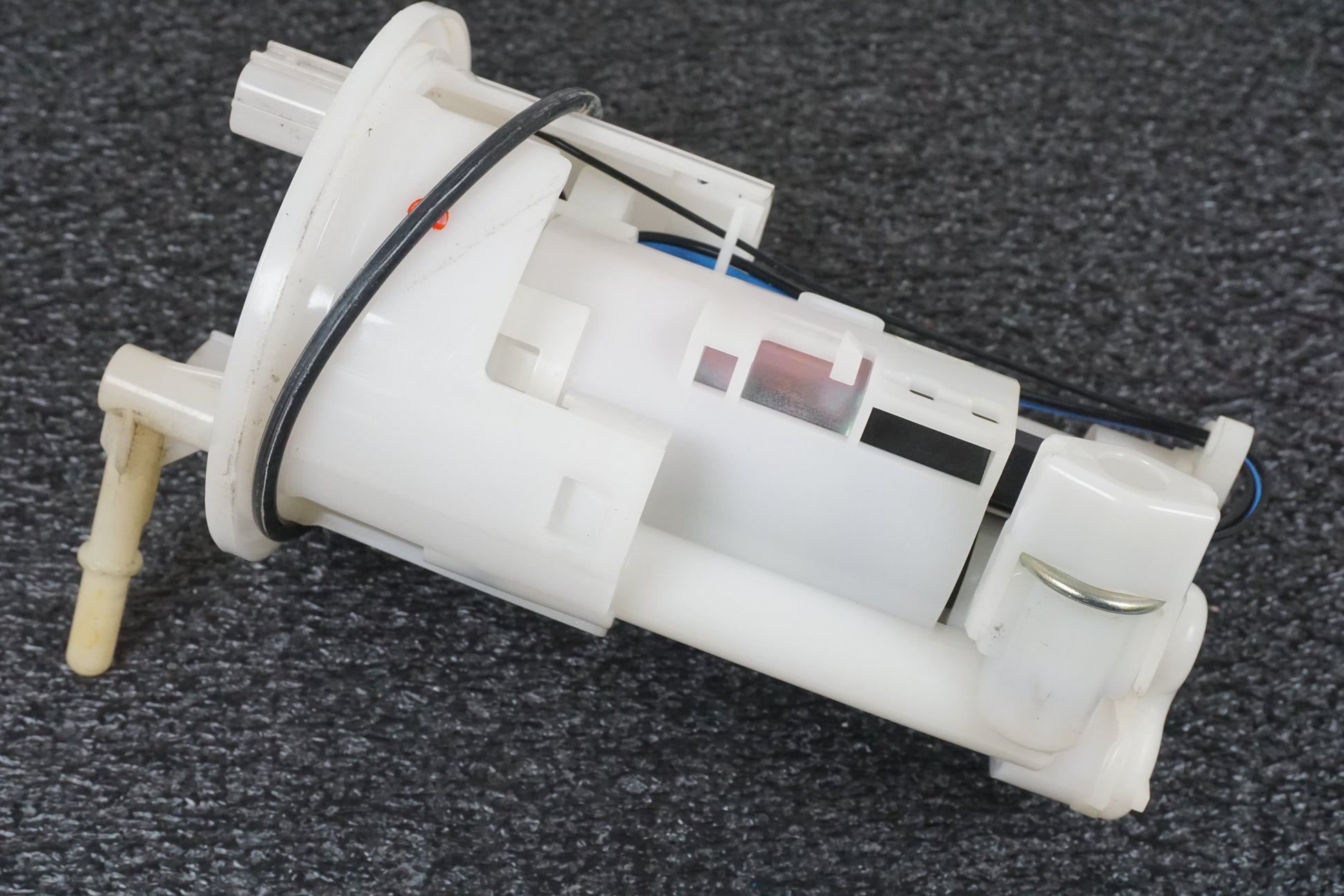 Snett uppifrån på Bensinpump insprut från en Triumph Sprint ST -2007 motorcykel.