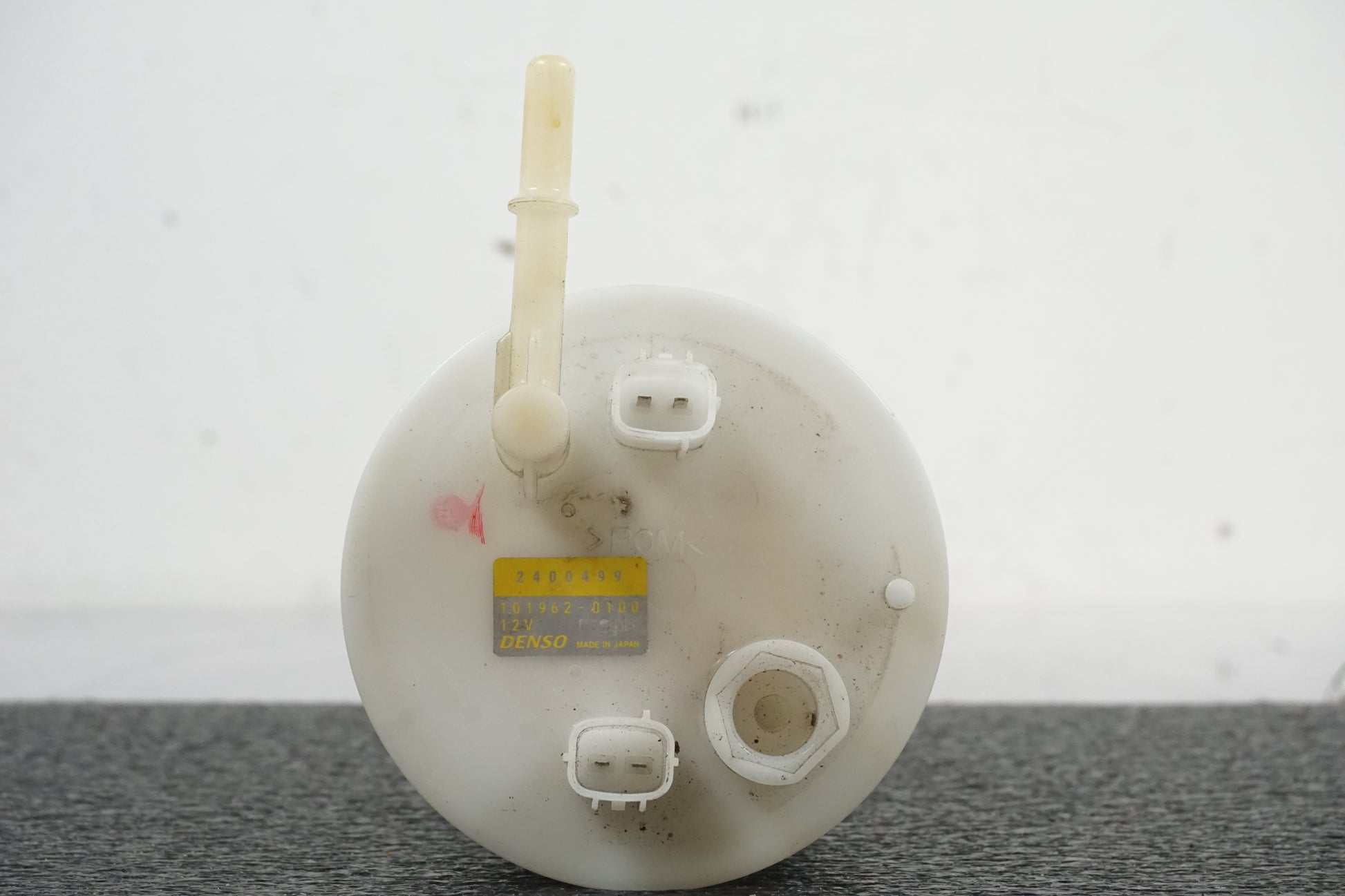 Snett nerifrån på Bensinpump insprut från en Triumph Sprint ST -2007 motorcykel.