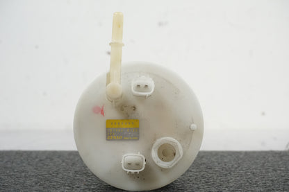 Snett nerifrån på Bensinpump insprut från en Triumph Sprint ST -2007 motorcykel.