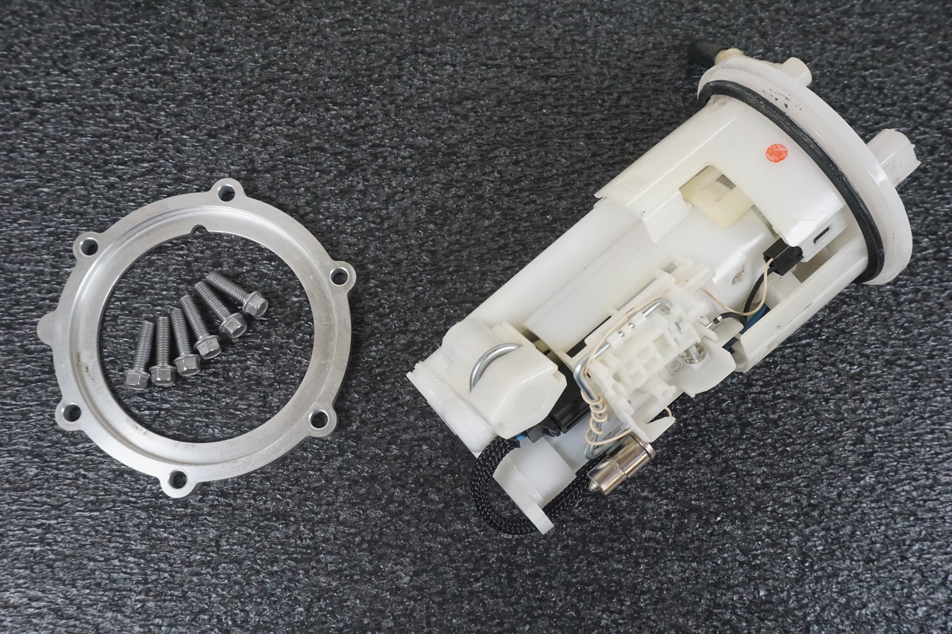 Framsidan på Bensinpump insprut från en Triumph Street Triple R -2009 motorcykel.