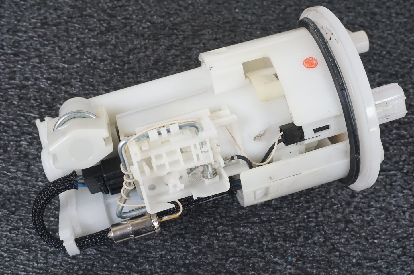 Vänster sida på Bensinpump insprut från en Triumph Street Triple R -2009 motorcykel.