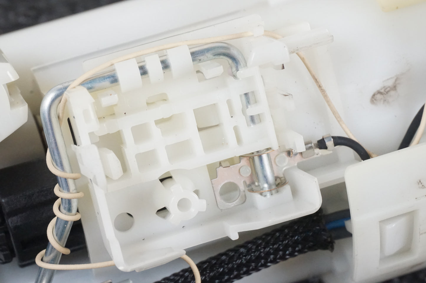 Snett uppifrån på Bensinpump insprut från en Triumph Street Triple R -2009 motorcykel.