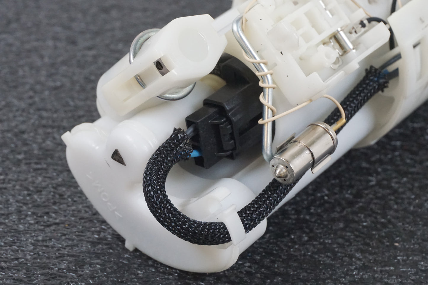 Snett nerifrån på Bensinpump insprut från en Triumph Street Triple R -2009 motorcykel.