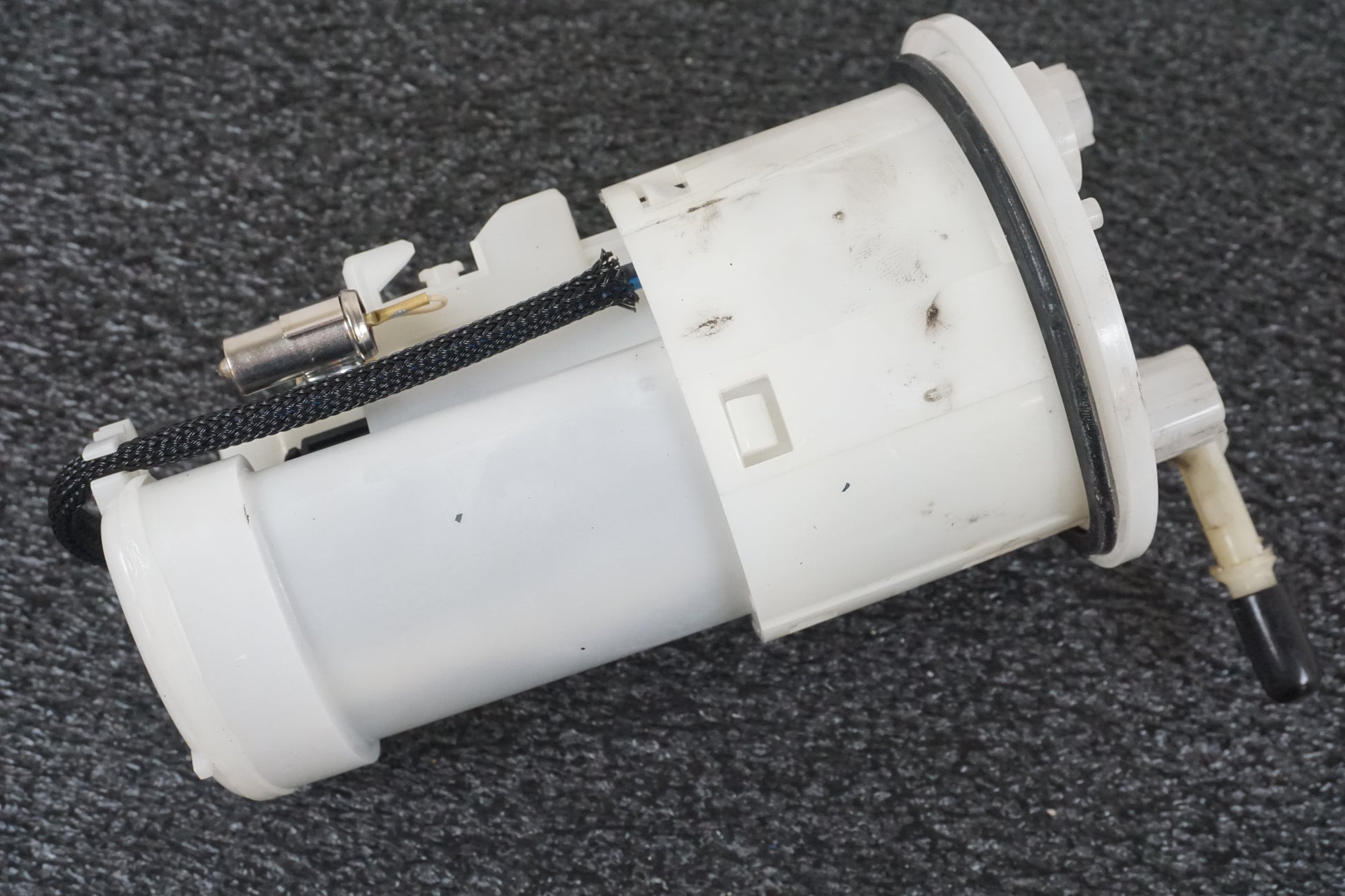 Extrabild1 på Bensinpump insprut från en Triumph Street Triple R -2009 motorcykel.