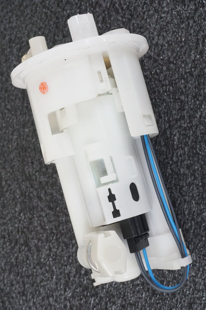 Framsidan på Bensinpump insprut från en Triumph Sprint GT -2011 motorcykel.