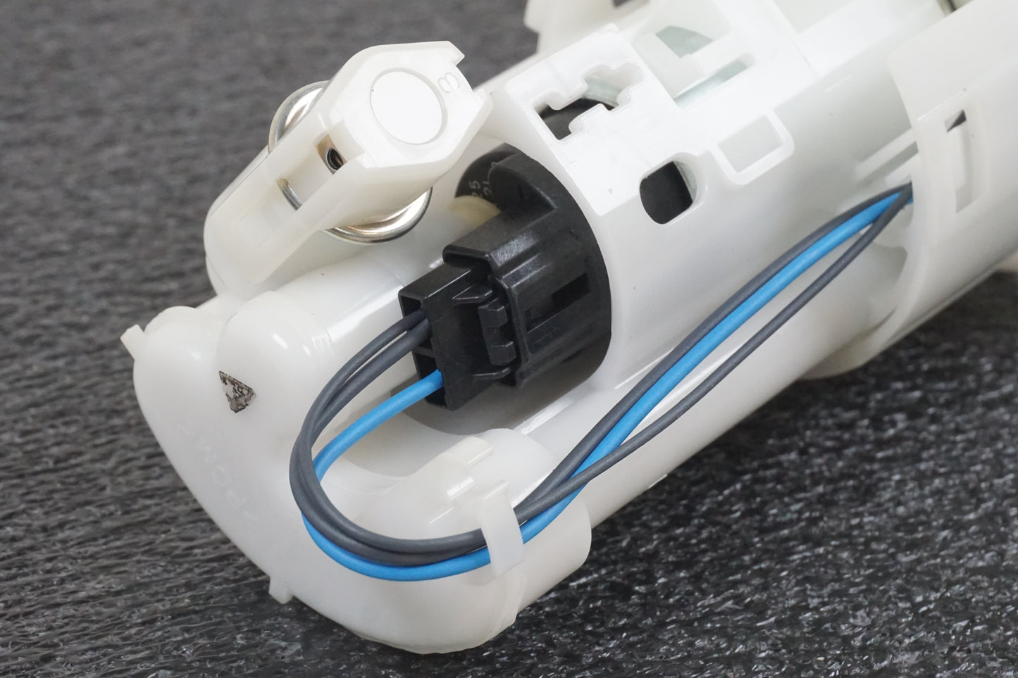 Baksidan på Bensinpump insprut från en Triumph Sprint GT -2011 motorcykel.