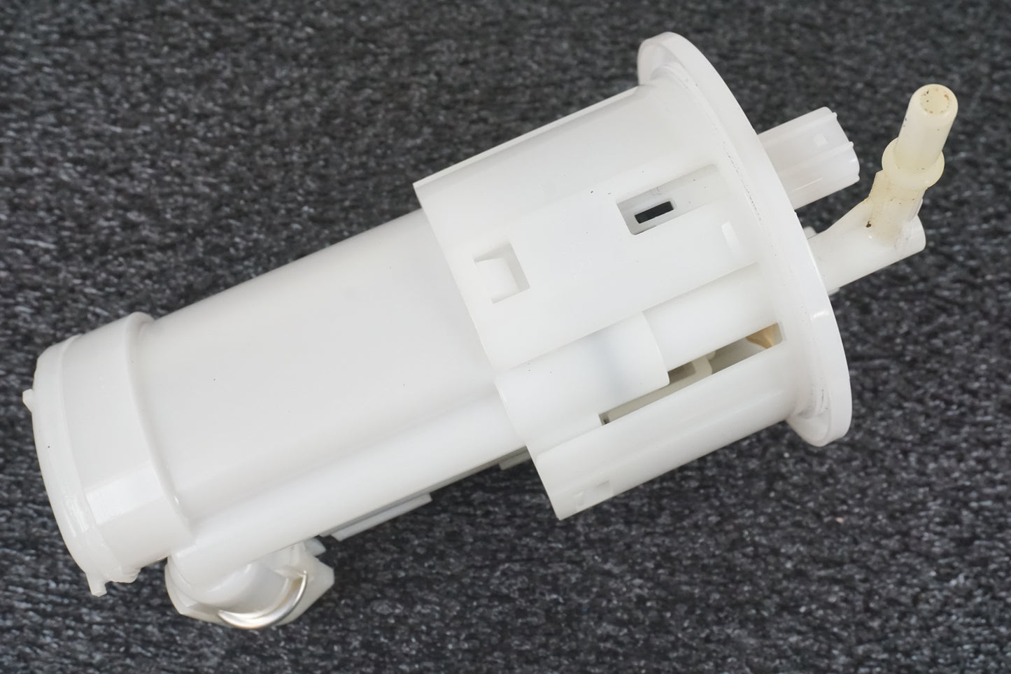 Vänster sida på Bensinpump insprut från en Triumph Sprint GT -2011 motorcykel.