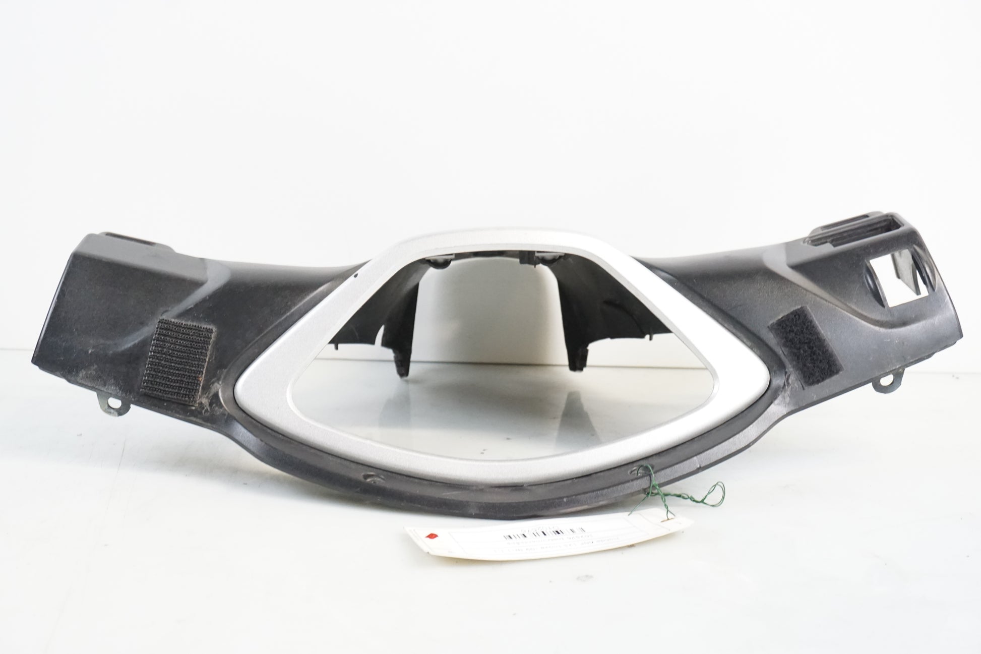 Vänster sida på Instrumentkåpa från en Honda ANF 125 -2009 motorcykel.