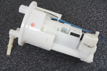 Snett uppifrån på Bensinpump insprut från en Triumph Sprint GT -2011 motorcykel.